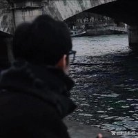 草间愉悦戏流萤
