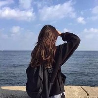 山林中采蘑菇的童趣