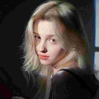 山洞仔细探秘的探险客