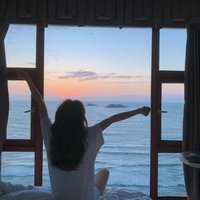 河边闲暇观水的钓者