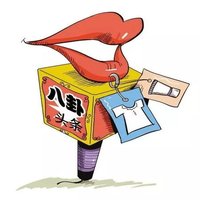 在竹林轻快奔跑的小狗